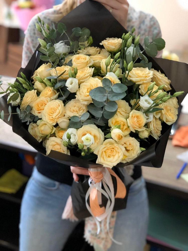 Букет цветов из: Розы и Лизиантусы в Горки-8