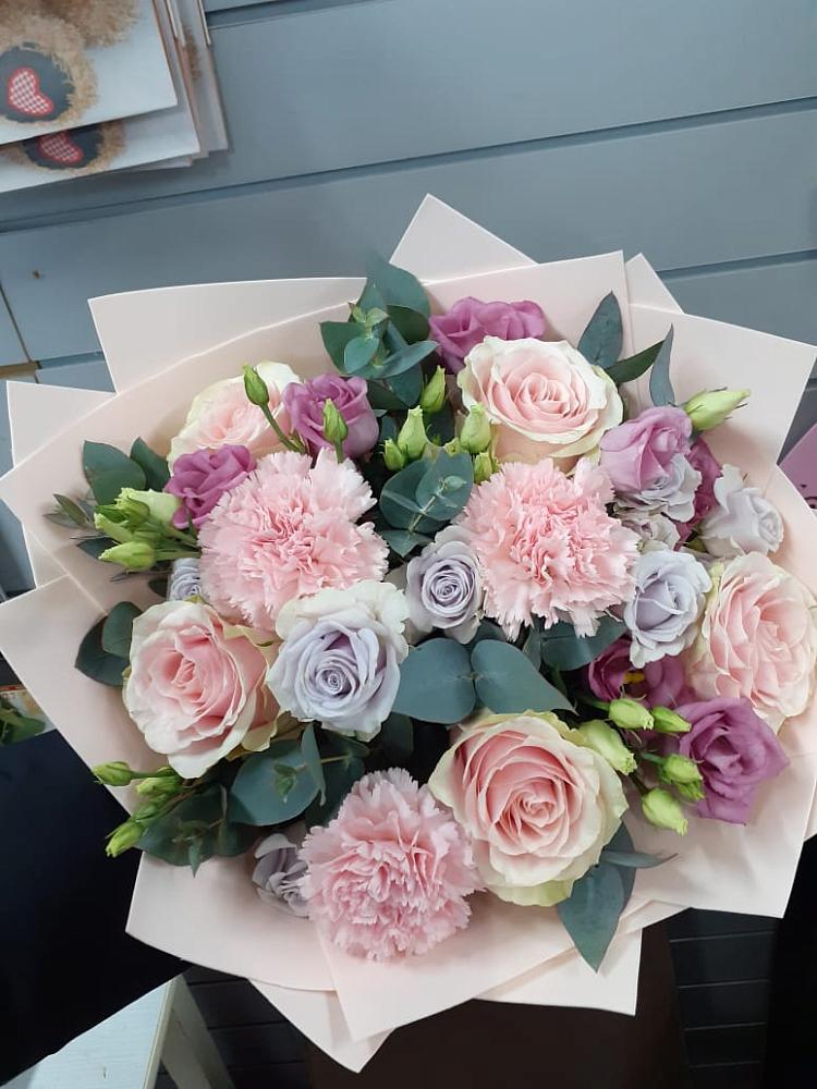 Букет цветов из: Розы, Гвоздики и Лизиантусы в Горки-8