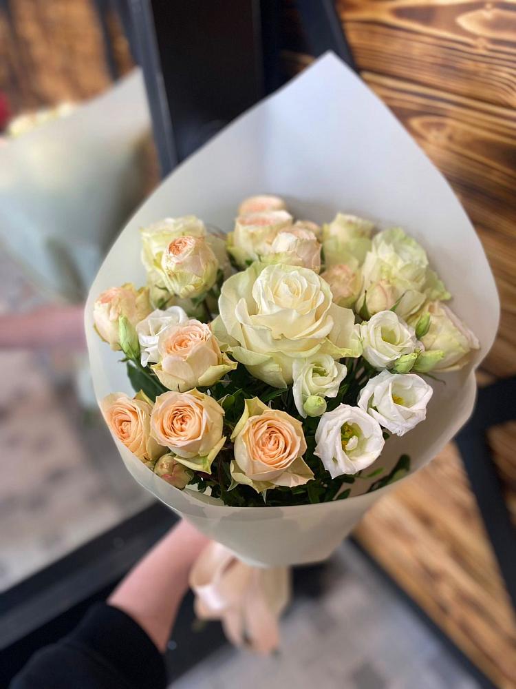 Букет цветов из: Розы и Лизиантусы в Горки-8